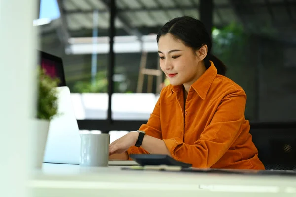 Pretty Young Businesswoman Smart Casual Wears Using Laptop Modern Office — Stock Photo, Image