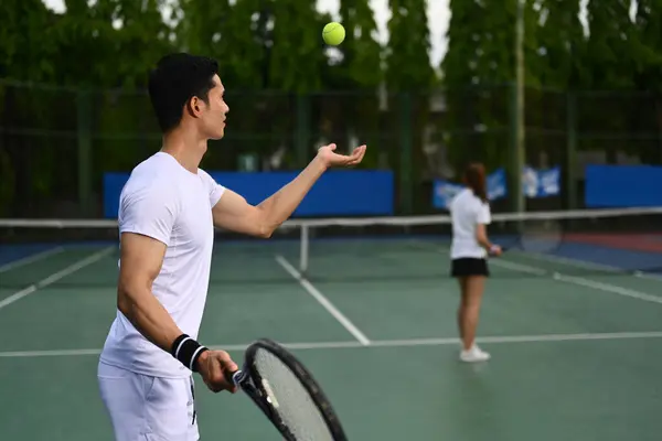 試合中にラケットを持って男性テニス選手のショット アウトドアスポーツと健康的なライフスタイルのコンセプト — ストック写真