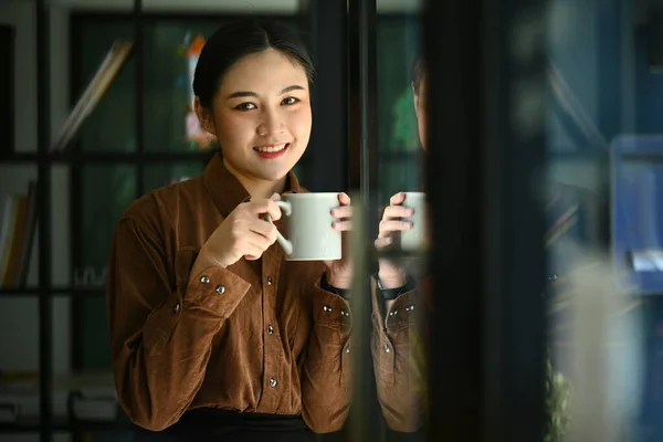 Beautiful Young Businesswoman Sitting Office Window Drinking Hot Coffee — Stock Photo, Image