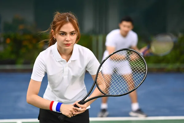 サーブを受信する準備ができて位置にラケットを持つ女性テニス選手を決定しました アウトドアスポーツと健康的なライフスタイル — ストック写真