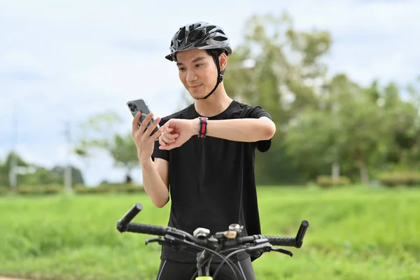 Genç Adam Bisiklete Bindikten Sonra Kısa Bir Ara Veriyor Akıllı — Stok fotoğraf
