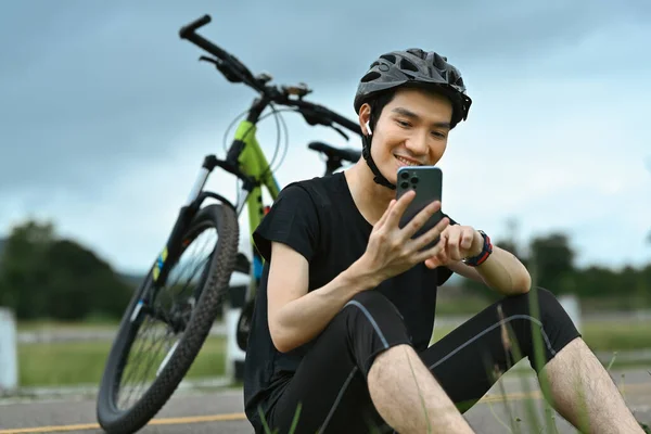 Gülümseyen Asyalı Bisikletçi Sabahları Bisiklete Ara Veriyor Cep Telefonu Kullanıyor — Stok fotoğraf