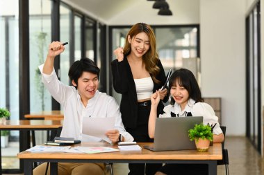 Takım çalışması, başarı ve kazanma konsepti. Coşkulu iş adamları evet jestleri yapıyor, kurumsal başarıyı kutluyorlar..