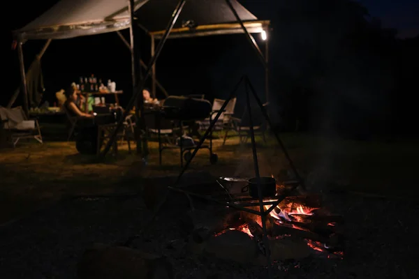 Oheň Blízkosti Tábořiště Stan Venku Večerních Hodinách Skupina Lidí Sedí — Stock fotografie