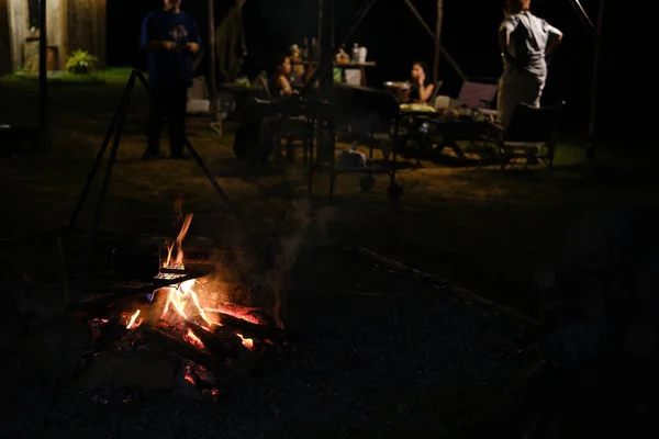 Bonfire Près Tente Camping Plein Air Soir Groupe Personnes Assises — Photo