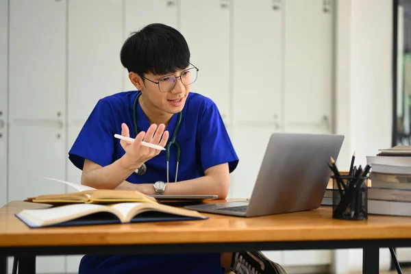 穿着蓝色刷子的友善的男医生在笔记本电脑上为病人提供咨询 在线治疗专家 远程医疗概念 — 图库照片