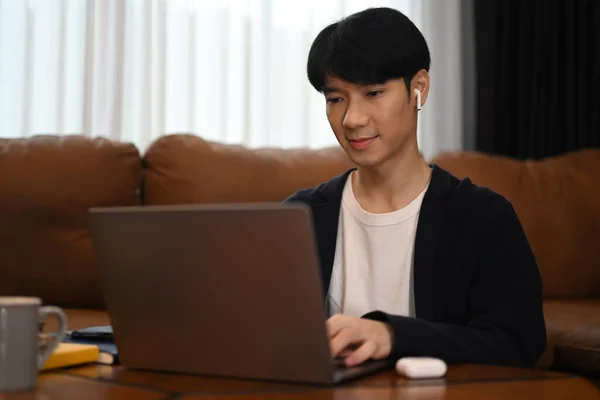 Εστιασμένη Ασιατική Άνθρωπος Κοιτάζοντας Οθόνη Φορητού Υπολογιστή Μελετώντας Απευθείας Σύνδεση — Φωτογραφία Αρχείου
