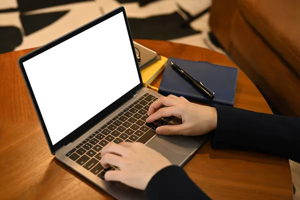 ノートパソコンで入力している人の手を閉じる 宿題をする インターネットを閲覧する 情報を検索する — ストック写真