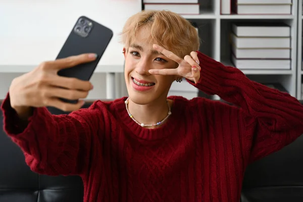 Sonriendo Feliz Adolescente Asiático Gay Hombre Tomando Uno Mismo Teléfono — Foto de Stock