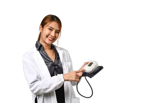 白衣医护人员手持白色背景下的数字血压监测器 — 图库照片