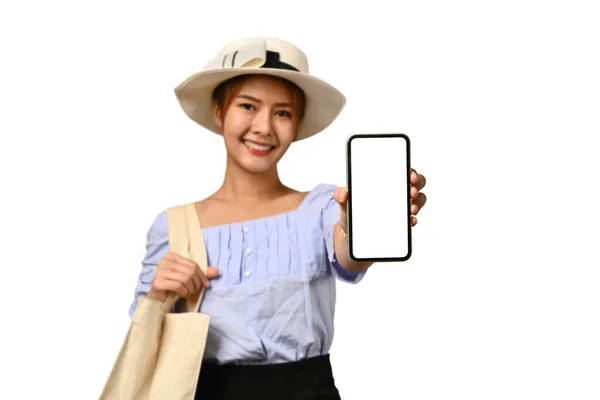 Молода Жінка Літньому Капелюсі Повсякденному Одязі Показуючи Мобільний Телефон Руці — стокове фото