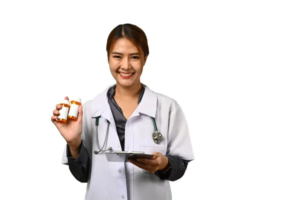 微笑的女保健工作者拿着装有空白白色标签的药瓶 白色背景隔离 — 图库照片