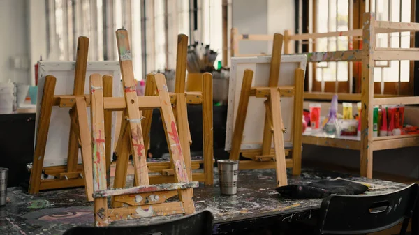 Interior Oficina Arte Criativa Com Cavaletes Madeira Equipamentos Pintura — Fotografia de Stock