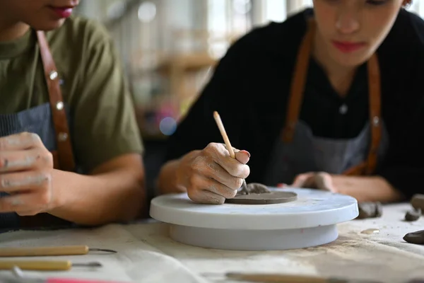 Mladý Muž Těší Tvůrčí Proces Zdobení Keramiky Umělecké Dílně — Stock fotografie