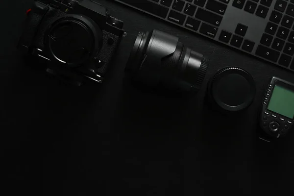 Fotograaf Werkplek Met Digitale Camera Flitser Lens Zwarte Achtergrond Flat — Stockfoto