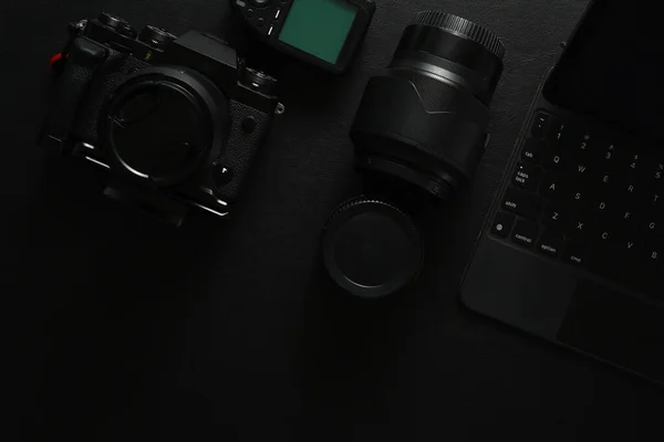 Kamera Und Fotoausrüstung Mit Kamera Objektiv Und Laptop Auf Dunklem — Stockfoto