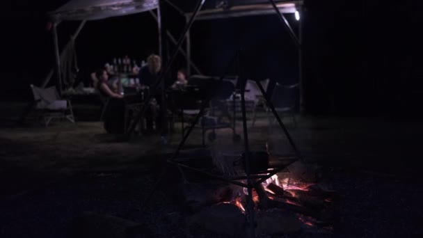 Prachtig Kampvuur Brandend Hout Bij Campingtent Buiten Avond Groep Mensen — Stockvideo