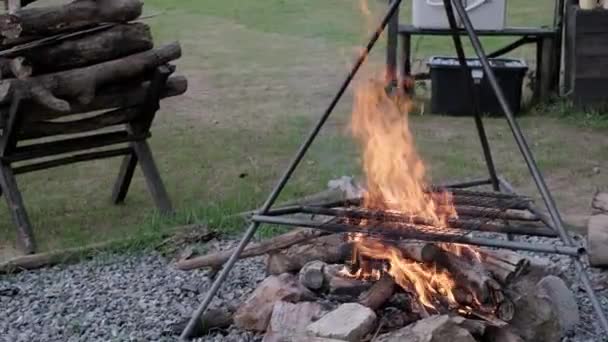 Táborák Hoří Zpomaleně Turistickém Táboře Koncept Aktivního Životního Stylu Cestování — Stock video