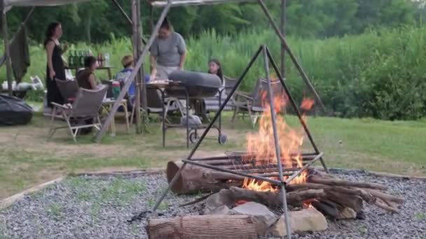 Flammendes Lagerfeuer Abend Mit Touristen Die Spaß Haben Freundliche Gespräche — Stockvideo