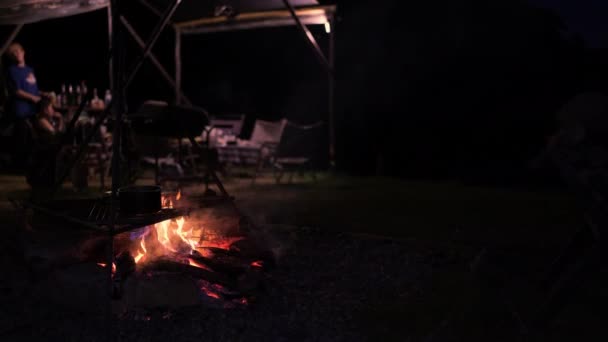 Geceleri Kamp Çadırının Yanında Yanan Şenlik Ateşi Kamp Seyahat Turizm — Stok video
