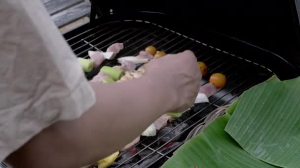 Facet Robi Grilla Biwaku Bbq Strona Jedzenie Podróże Koncepcja Kempingu — Wideo stockowe