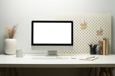 Grafik tasarımcısı ve blog yazarının iş yerindeki masaüstü bilgisayarının banka ekranı. 