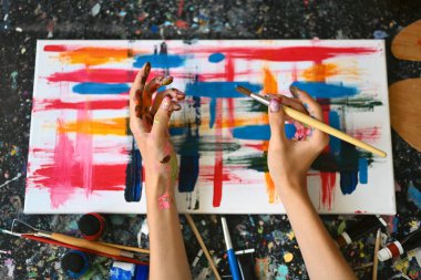 Resim dersinde tuvale suluboya boyayla resim yapan adamın genel görünümü. Sanat, eğitim, yaratıcılık ve insanlar kavramı.