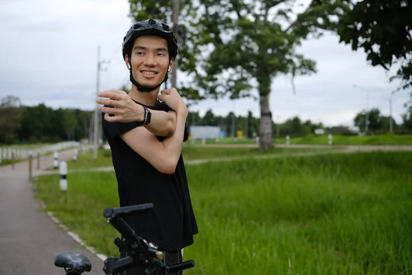 Glädjande Asiatisk Man Gör Stretching Motion Med Sin Cykel Vägen — Stockfoto