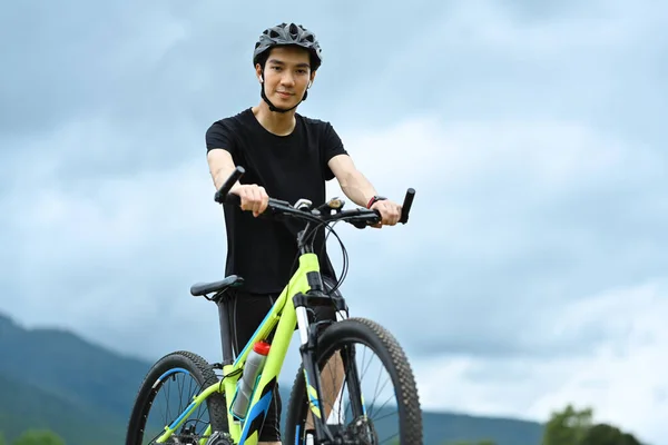 Портрет Молодого Чоловіка Велосипедом Стоїть Парку Красивими Горами Фоні — стокове фото