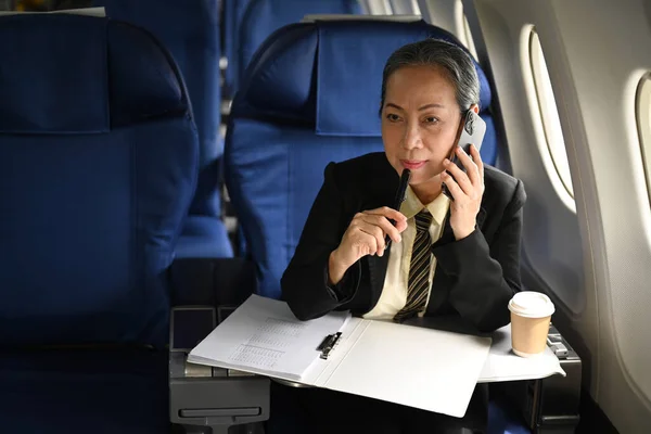 Mujer Negocios Experimentada Con Traje Elegante Hablando Teléfono Móvil Durante — Foto de Stock