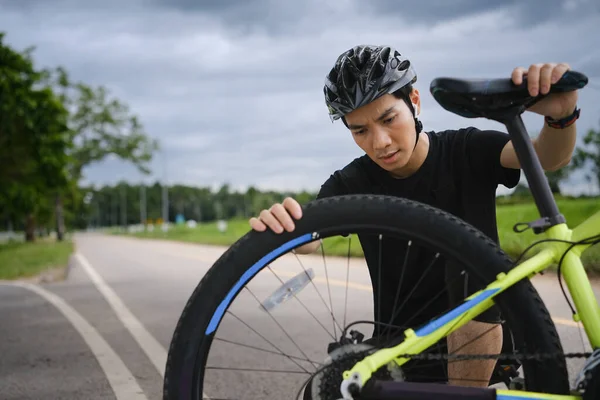 Велосипедист Перевіряє Шину Свого Велосипеда Після Ремонту Сидячи Дорозі Громадському — стокове фото
