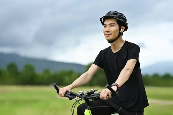 Щасливий Чоловік Одягнений Велосипедний Одяг Шолом Їде Велосипеді Літньому Парку — стокове фото