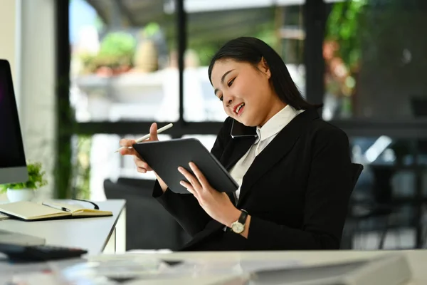 Busy Young Businesswoman Talking Mobile Phone Using Digital Tablet Office — Stock Photo, Image