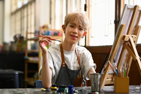 Usmívající Asijský Student Muž Malování Plátně Akvarely Umělecké Třídě Umění — Stock fotografie