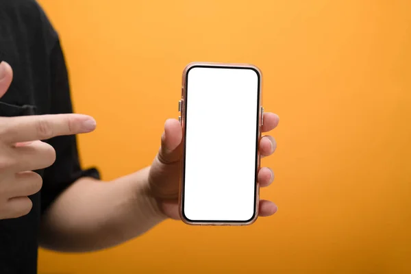 Ręczne Trzymanie Smartfona Żółtym Tle Pusty Ekran Projektowania Aplikacji — Zdjęcie stockowe