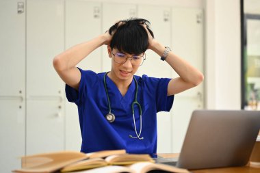 Ciddi bilgisayar problemi olan ya da üniversite sınavına çalışmaktan bıkmış bir erkek tıp öğrencisi..