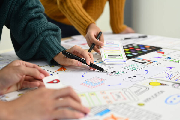 Разработчики мобильных приложений проводят мозговой штурм и обсуждают новые функции приложений в коворкинге.