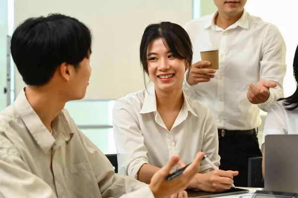 Femme Asiatique Employée Discutant Planification Projet Conseillant Sur Rapport Données — Photo
