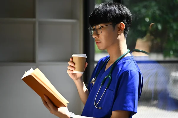 Estudante Medicina Vestindo Esfoliação Azul Leitura Livro Preparando Para Exames — Fotografia de Stock