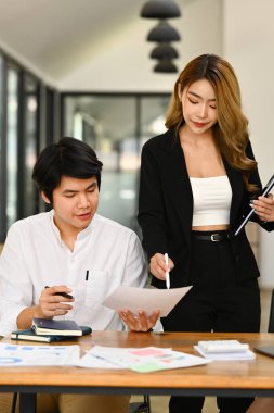 Çekici milenyum iş dünyası takım lideri Profesyonel bayan yönetici proje bilgilerini meslektaşına açıklıyor.