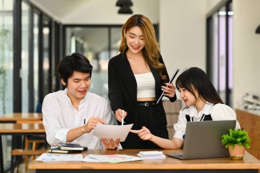Profesyonel bayan yönetici, toplantı sırasında bilgi, şirket stratejisi ve iş planı hakkında konuşuyor.