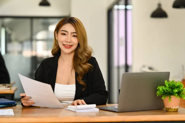 Retrato Mulher Asiática Investidor Usando Laptop Trabalhando Documento Financeiro Escritório — Fotografia de Stock