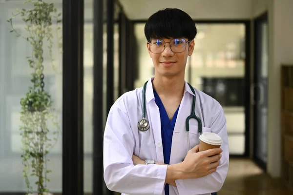 Lächelnder Allgemeinmediziner Weißen Mantel Mit Stethoskop Steht Auf Dem Krankenhausflur — Stockfoto