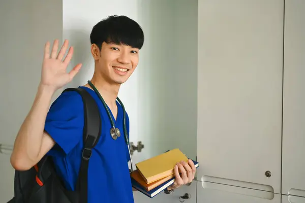 Sorridente Asiatico Uomo Studente Medicina Piedi Armadietti Nel Campus Tirocinio — Foto Stock