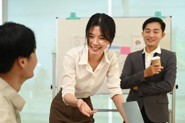 Attrayant Asiatique Femme Affaires Travaillant Sur Une Nouvelle Stratégie Affaires — Photo