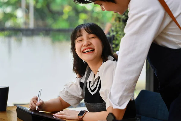 Mutlu Genç Çift Dijital Tablet Kullanıyor Kafelerinde Birlikte Çalışıyorlar Küçük — Stok fotoğraf