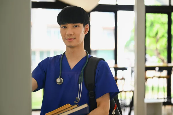 Фотографія Студента Медика Який Стоїть Роздягальні Кампусі Посміхається Камері Концепція — стокове фото