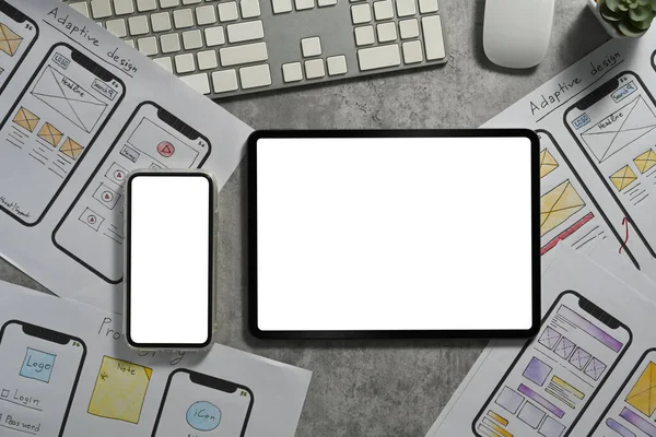 Ofis Masasında Mobil Uygulama Için Ekran Çizimleri Olan Akıllı Telefon — Stok fotoğraf