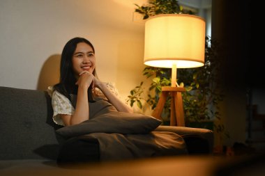 Güzel genç bir kadın akşam evde yalnız başına romantik bir film izliyor.. 