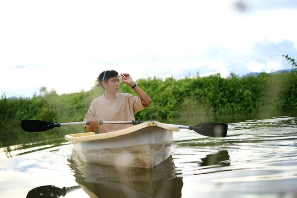 Jeune Homme Ramant Bateau Sur Lac Lors Beau Coucher Soleil — Photo